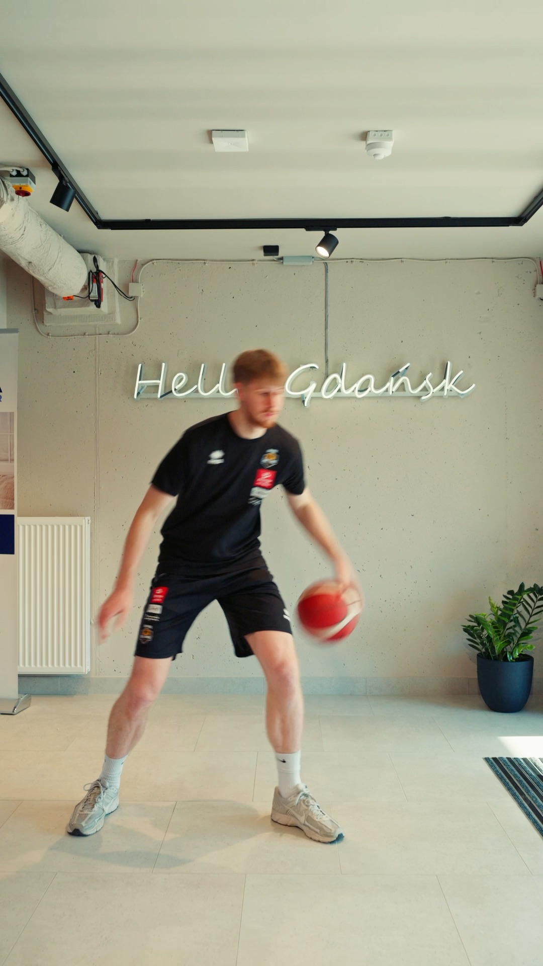 Resi4Rent × Trefl: koszykarze w budynku